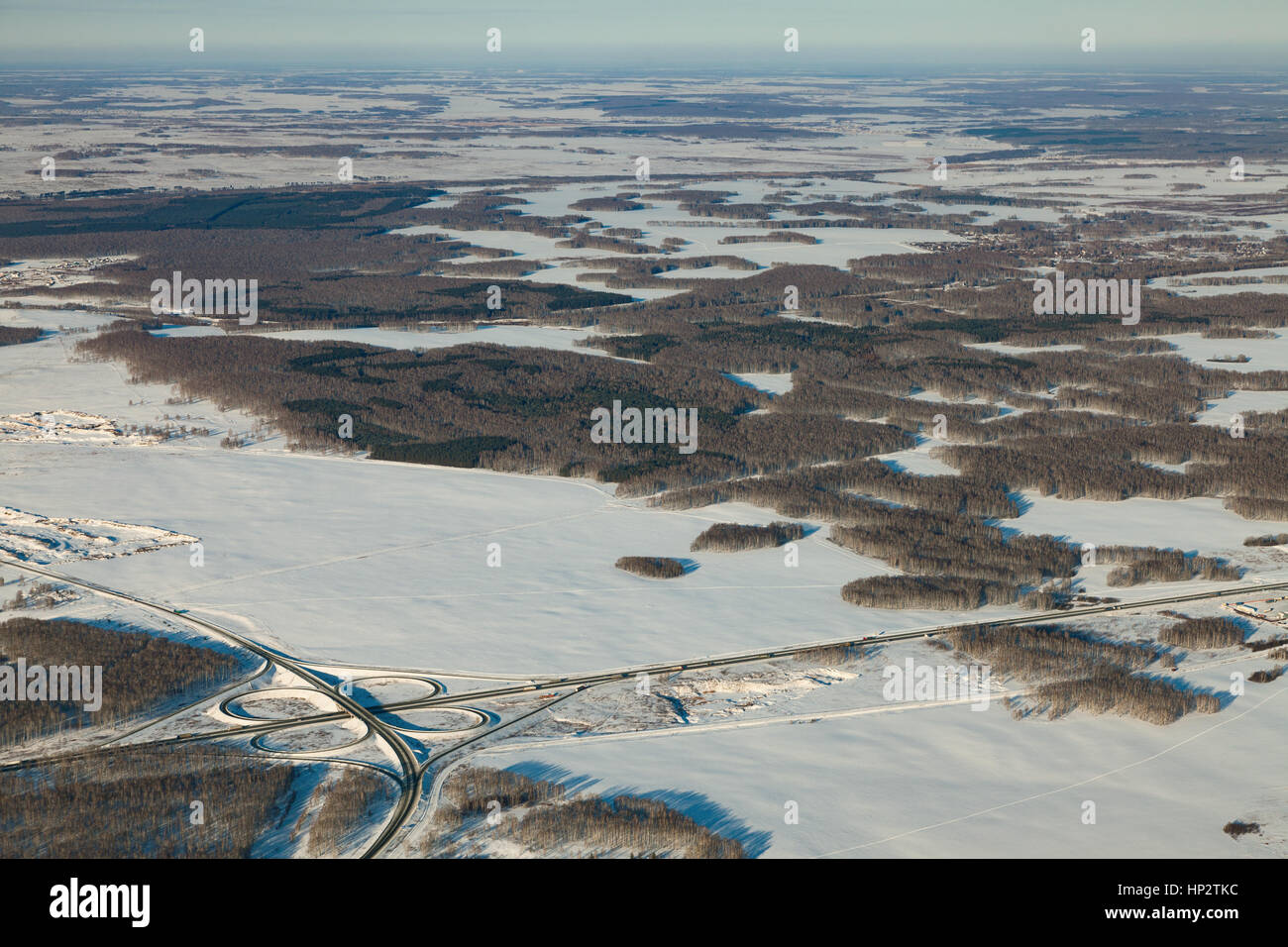 In autostrada in inverno, vista dall'alto Foto Stock