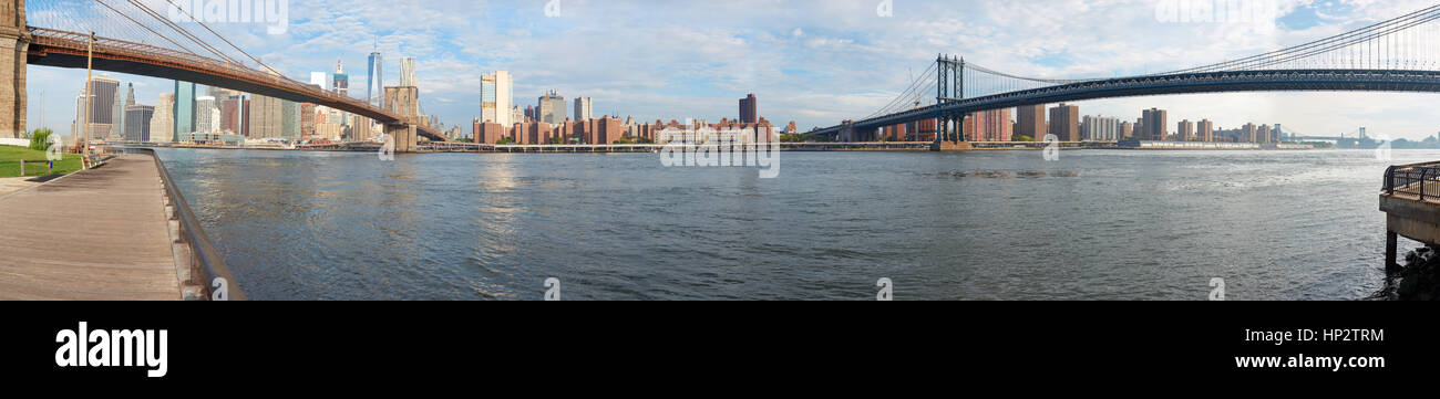 Il Ponte di Brooklyn e Manhattan Bridge panorama con skyline di New York, alla luce del sole Foto Stock