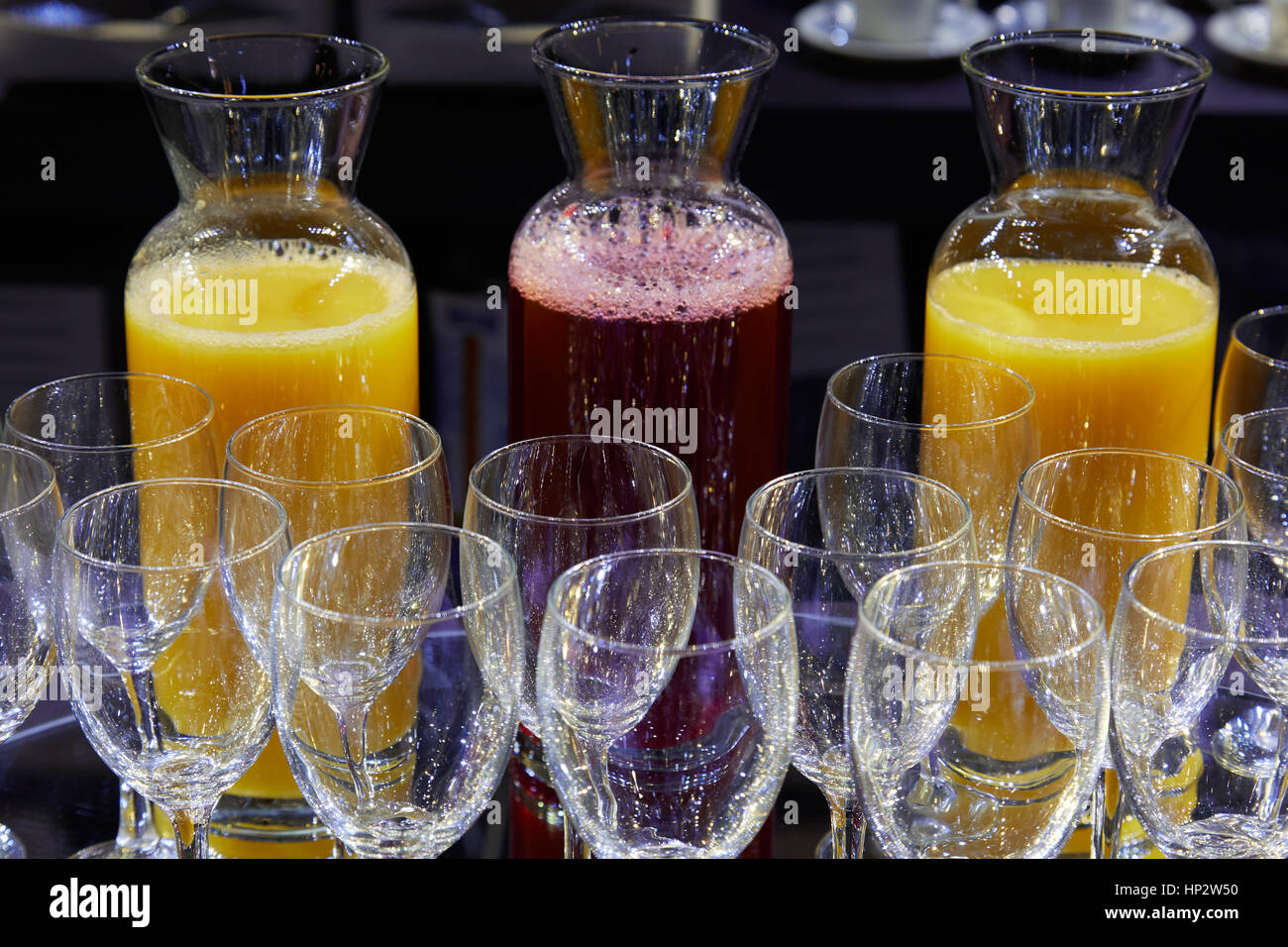 Frutti rossi e succo di arancia e bicchieri di cristallo pronti per la prima colazione in hotel Foto Stock