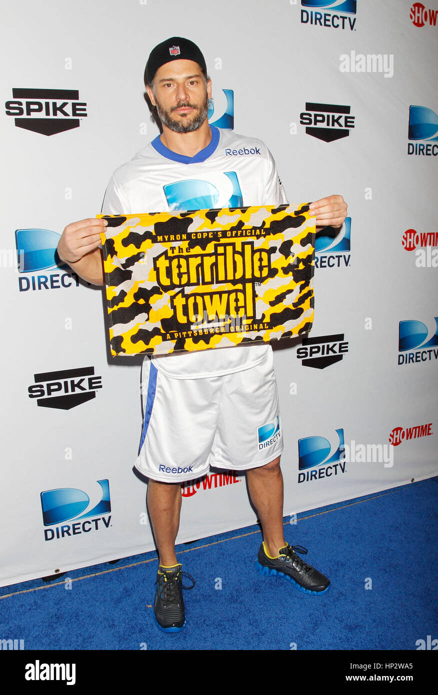 Joe Manganiello detiene un Pittsburgh Steelers' terribile asciugamano a Directv del sesto annuale di Celebrity Beach Bowl a Indianapolis, Indiana il 4 febbraio 2012. Foto di Francesco Specker Foto Stock