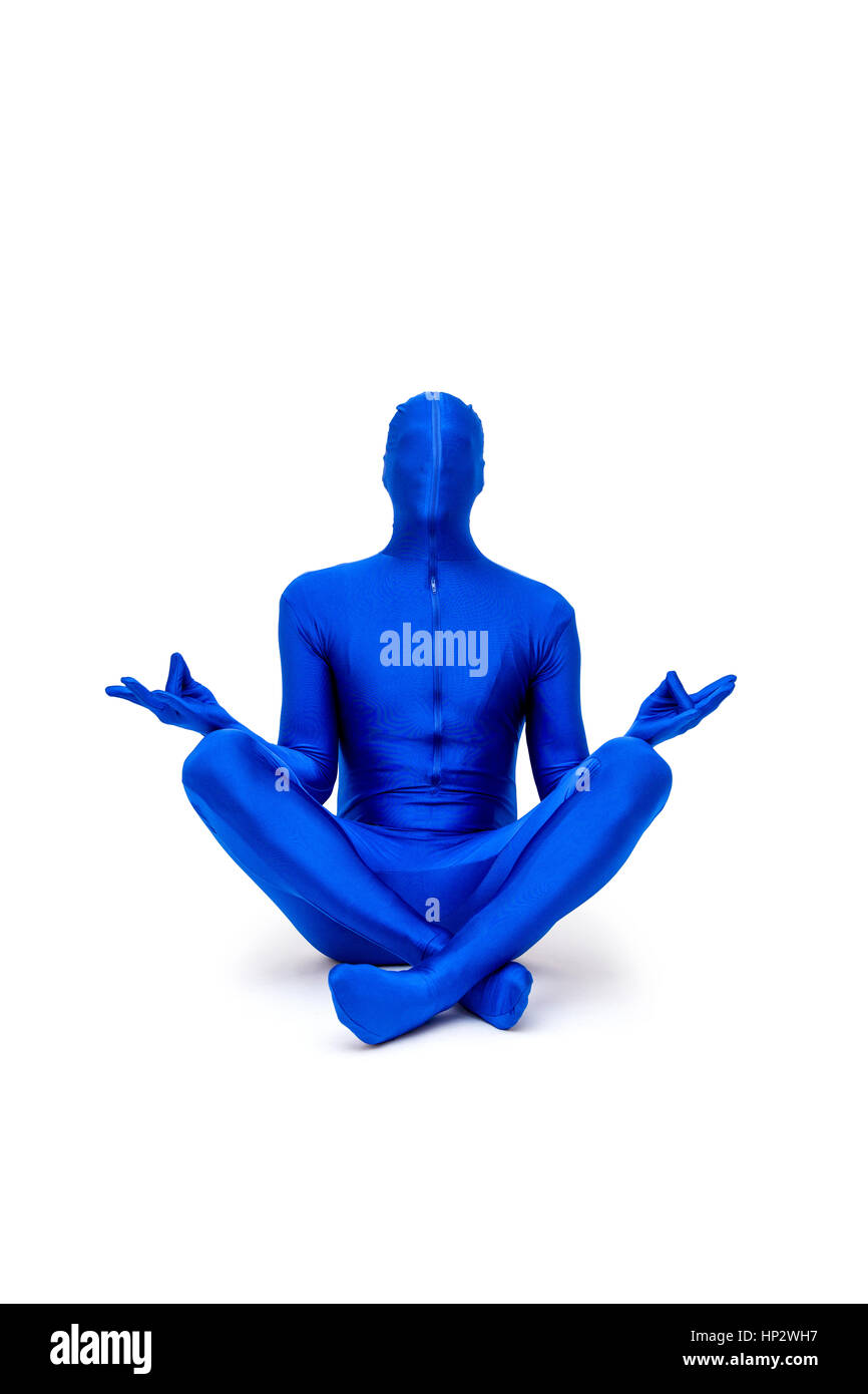 Misterioso uomo blu in morphsuit fare yoga Foto Stock