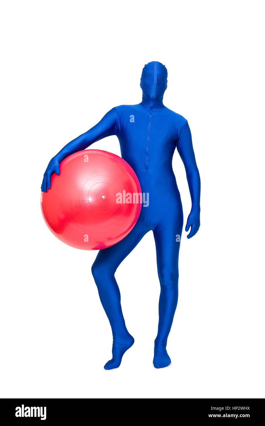 Misterioso uomo blu in morphsuit esercizio con palla pilates isolato su bianco Foto Stock