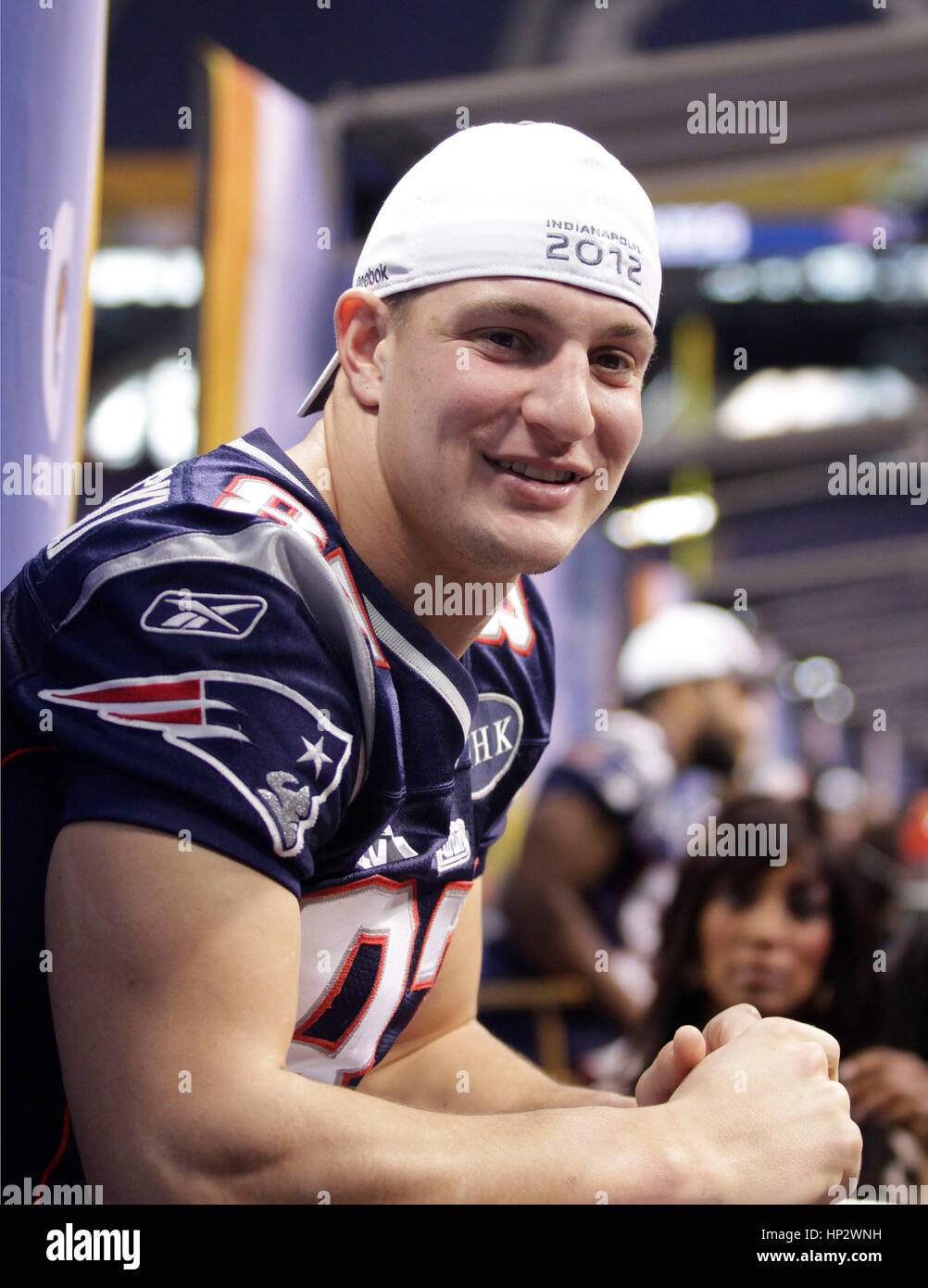 New England Patriots' Rob Gronkowski parla ai media presso il Super Bowl XLVI Giornata Media di Indianapolis, Indiana il 31 gennaio 2012. Francesco Specker Foto Stock