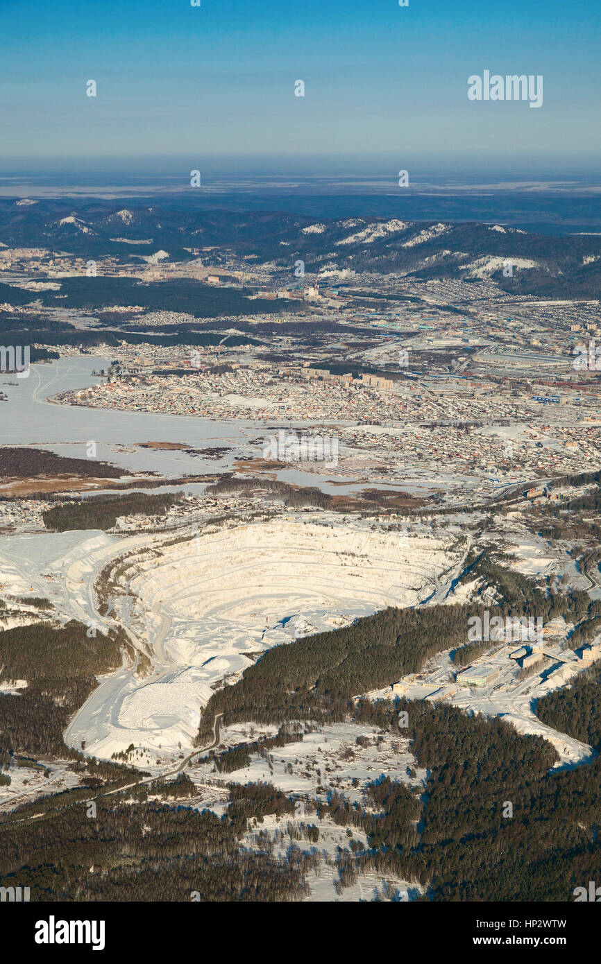 Cava di estrazione e produzione di talco e vari tipi di macerie in  prossimità della città di Miass in inverno, vista aerea Foto stock - Alamy