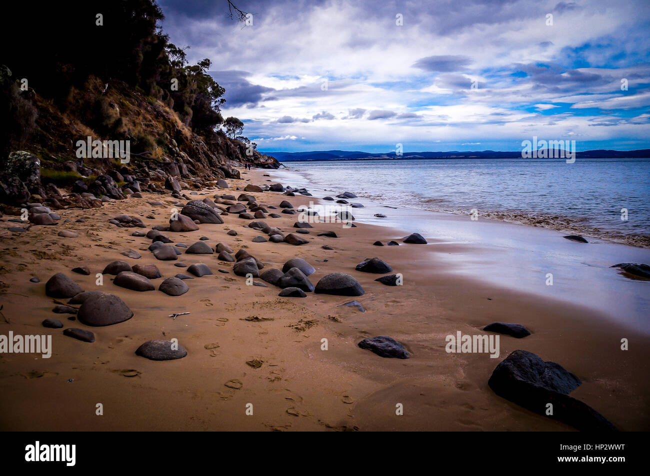 Sabbia ghiaiosa spiaggia vicino a Hobart, in Tasmania, Australia Foto Stock