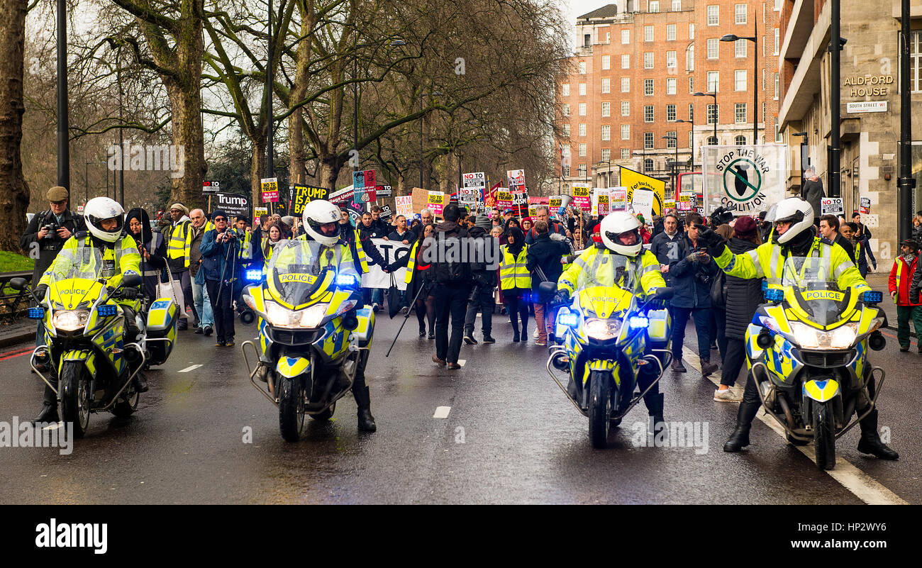 Fermare il rally musulmano di Trump - scorta di polizia come migliaia di marzo attraverso Londra, in protesta del presidente Donald Trump musulmano divieto e visita di stato in Regno Unito Foto Stock