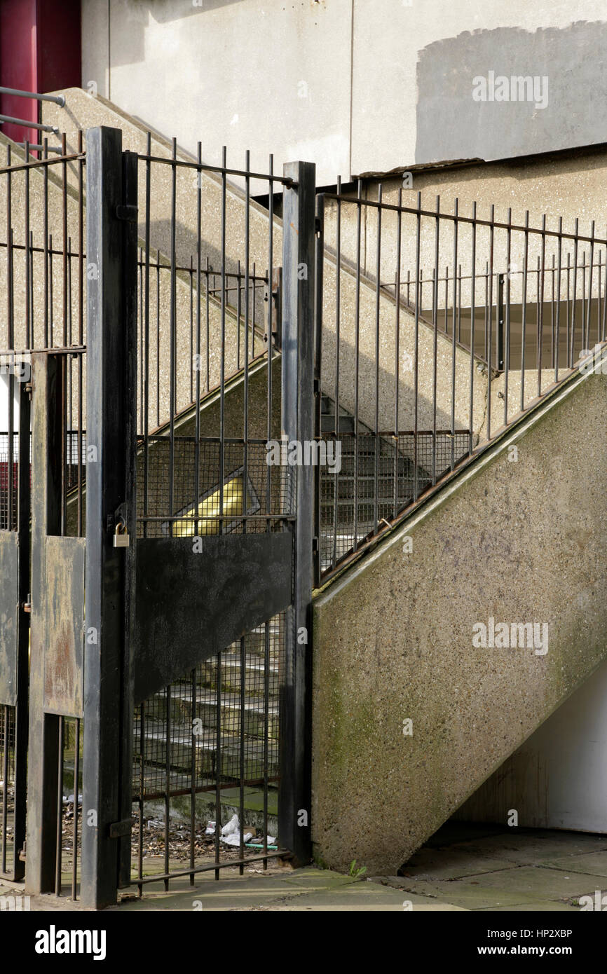 Ringhiere di acciaio accanto al brutto edificio in cemento e la scala. Foto Stock