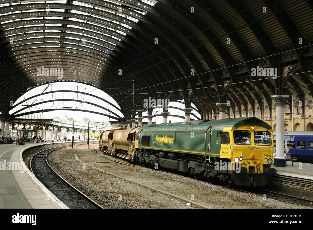 Freightliner Classe 66 loco diesel con treno di rete guida la zavorra carri presso la stazione di York, Regno Unito Foto Stock