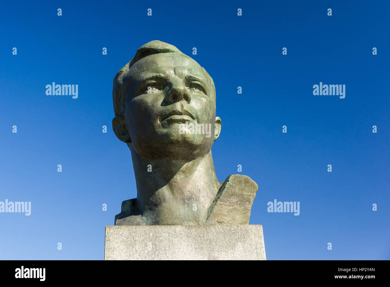 Mosca, Russia - 2 Maggio 2013: Yuri Gagarin - il primo un volo spaziale umano - busto in bronzo sul cosmonauti Vicolo dei conquistatori del monumento di spazio. Foto Stock
