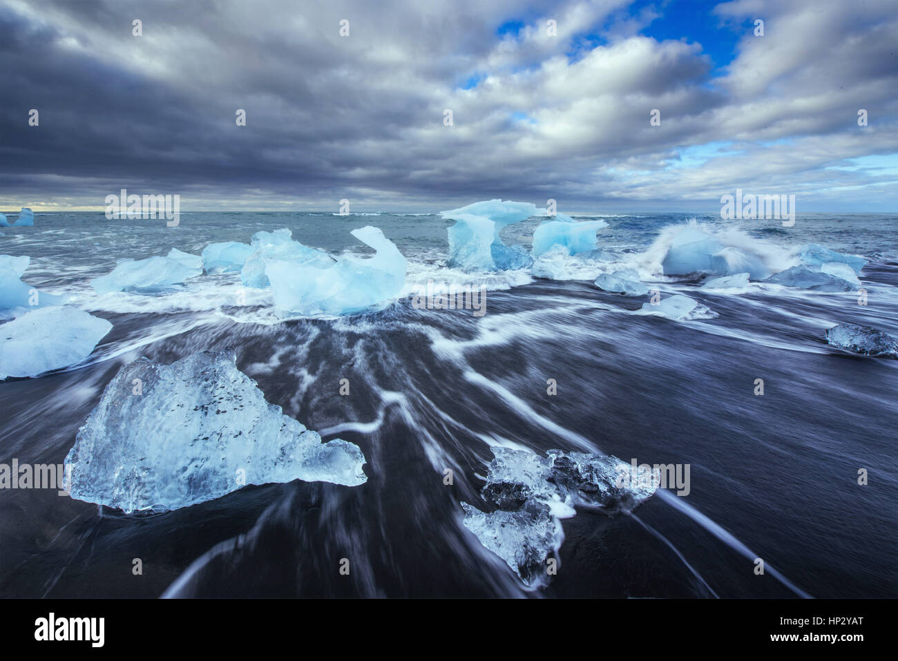 Il ghiacciaio nero sulla spiaggia vulcanica Islanda Foto Stock