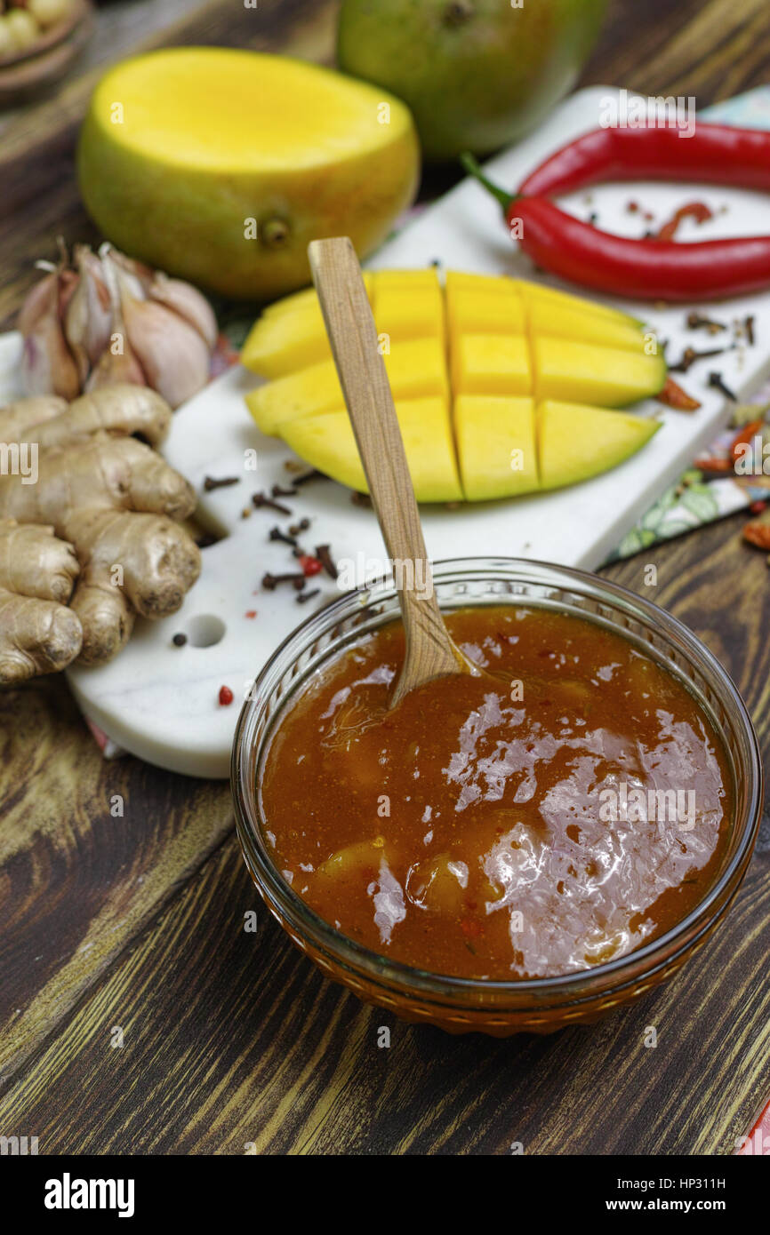 Ciotola di acq casalinga chutney di mango sul vecchio tavolo in legno Foto Stock