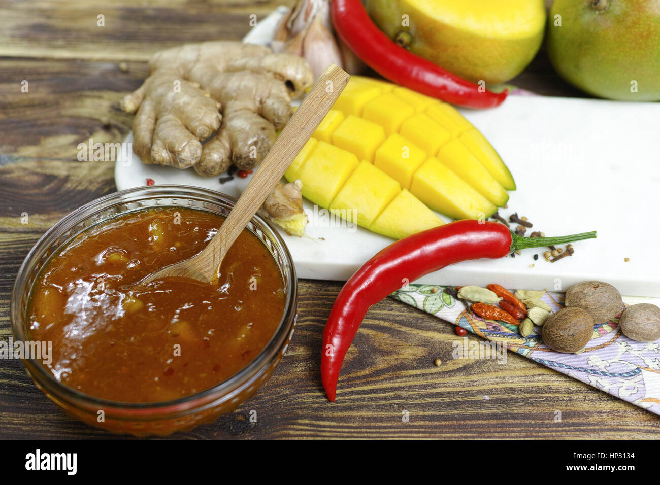 Ciotola di acq casalinga chutney di mango sul vecchio tavolo in legno Foto Stock