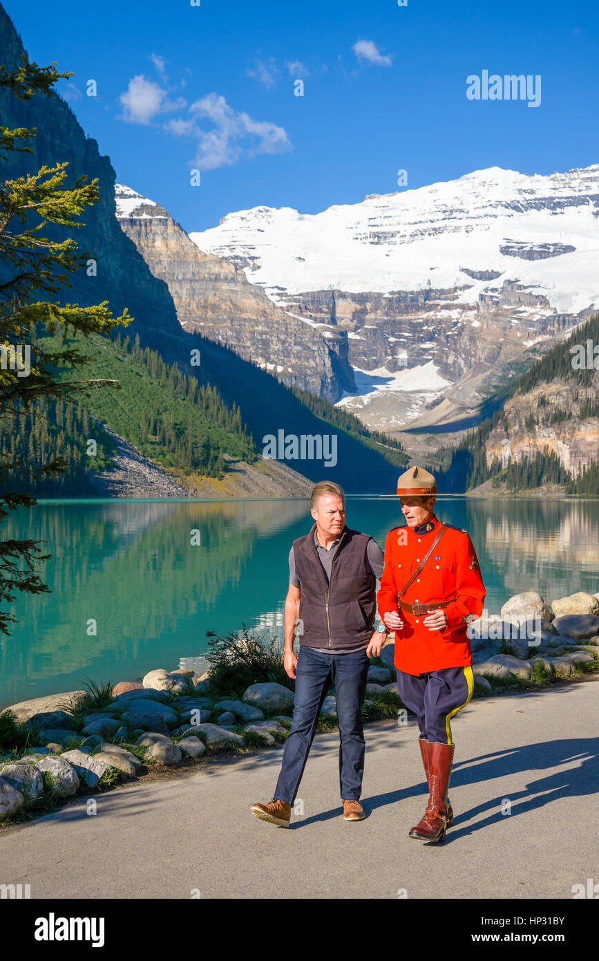 RCMP Mountie presso il Lago Louise, il Parco Nazionale di Banff, Alberta, CanadaBanff National Park, Alberta, Canada Foto Stock