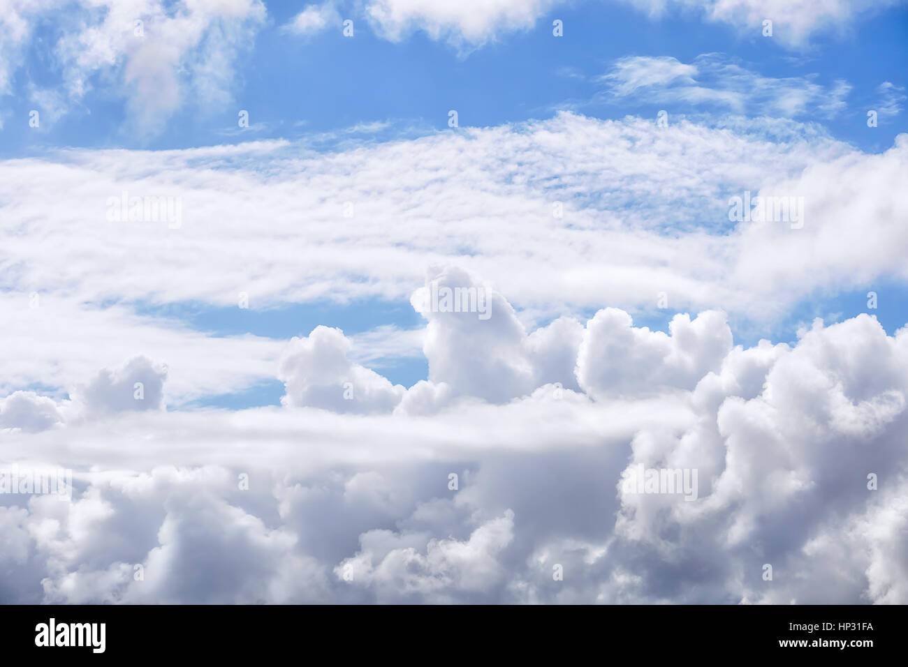 Sfondo con cloudscape con cielo blu Foto Stock
