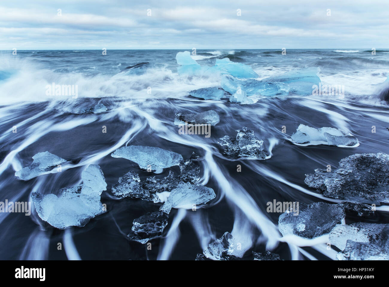 Il ghiacciaio nero sulla spiaggia vulcanica, Islanda. Foto Stock