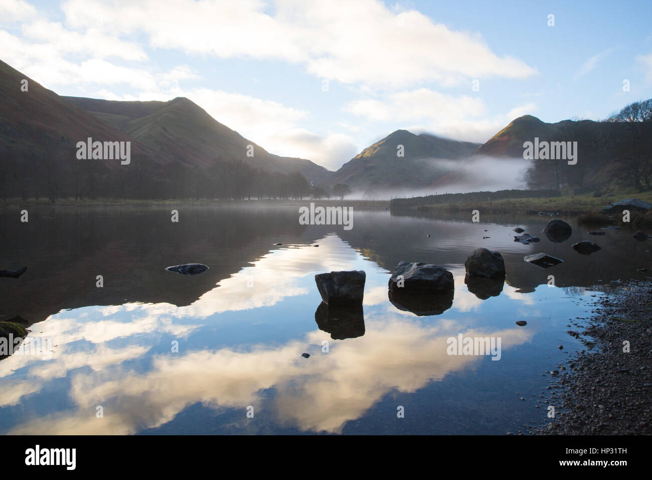 Lago con nebbia di mattina Foto Stock