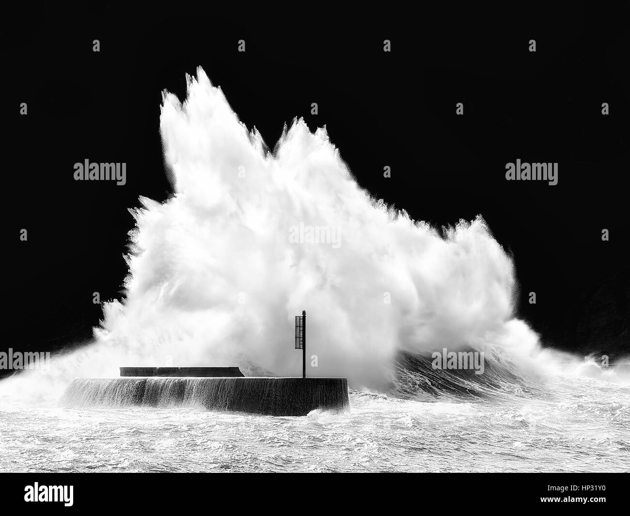 Le tempeste sul mare con grandi onde che si infrangono sulla scogliera Foto Stock