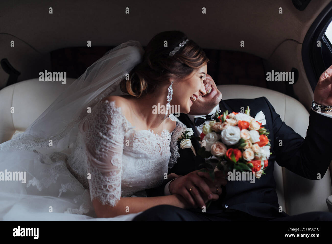 Coppia giovane in un auto nel giorno del matrimonio. Foto Stock
