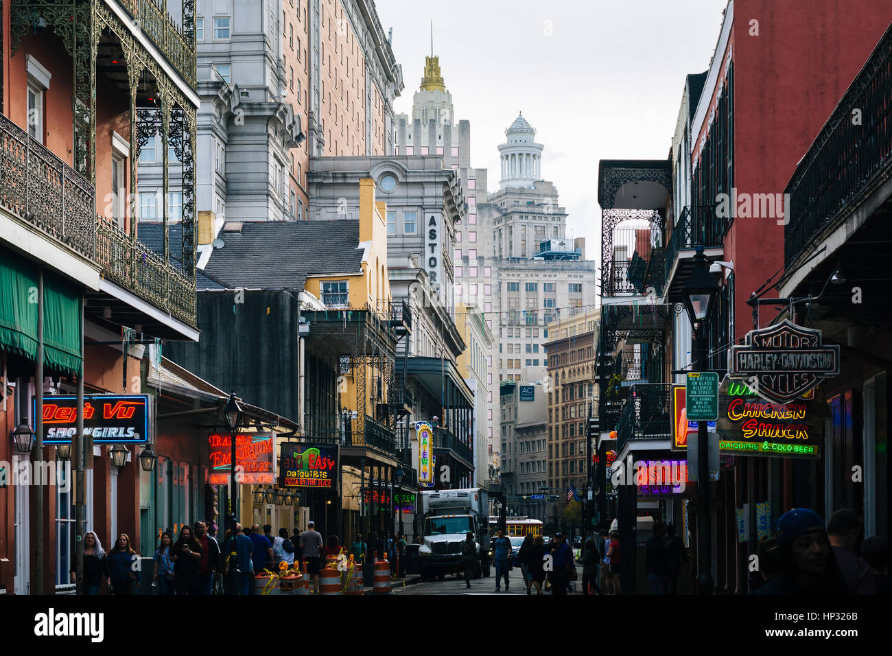 Bourbon Street, nel Quartiere Francese di New Orleans, in Louisiana. Foto Stock