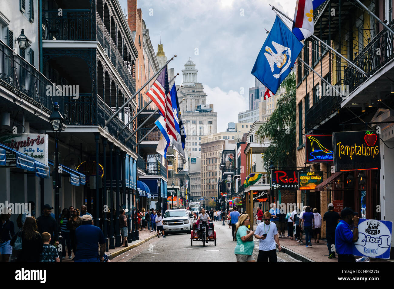 Bourbon Street, nel Quartiere Francese di New Orleans, in Louisiana. Foto Stock