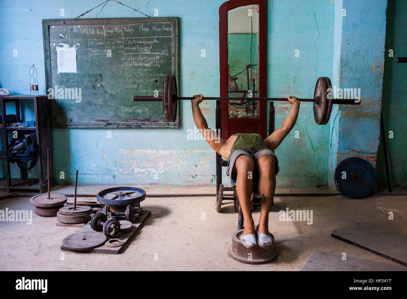 Costruttore di carrozzerie, muscleman, un uomo cubano si esercita in una palestra bodybuilding, in via San Rafael, Centro Habana, la Habana, Cuba Foto Stock