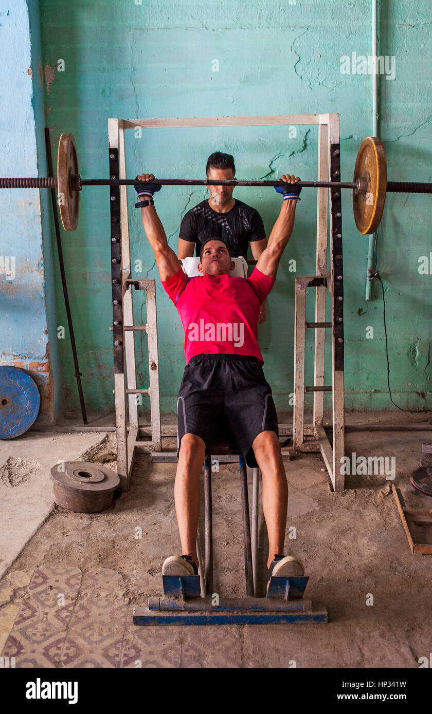 Costruttore di carrozzerie, muscleman, un uomo cubano si esercita in una palestra bodybuilding, in via San Rafael, Centro Habana, la Habana, Cuba Foto Stock