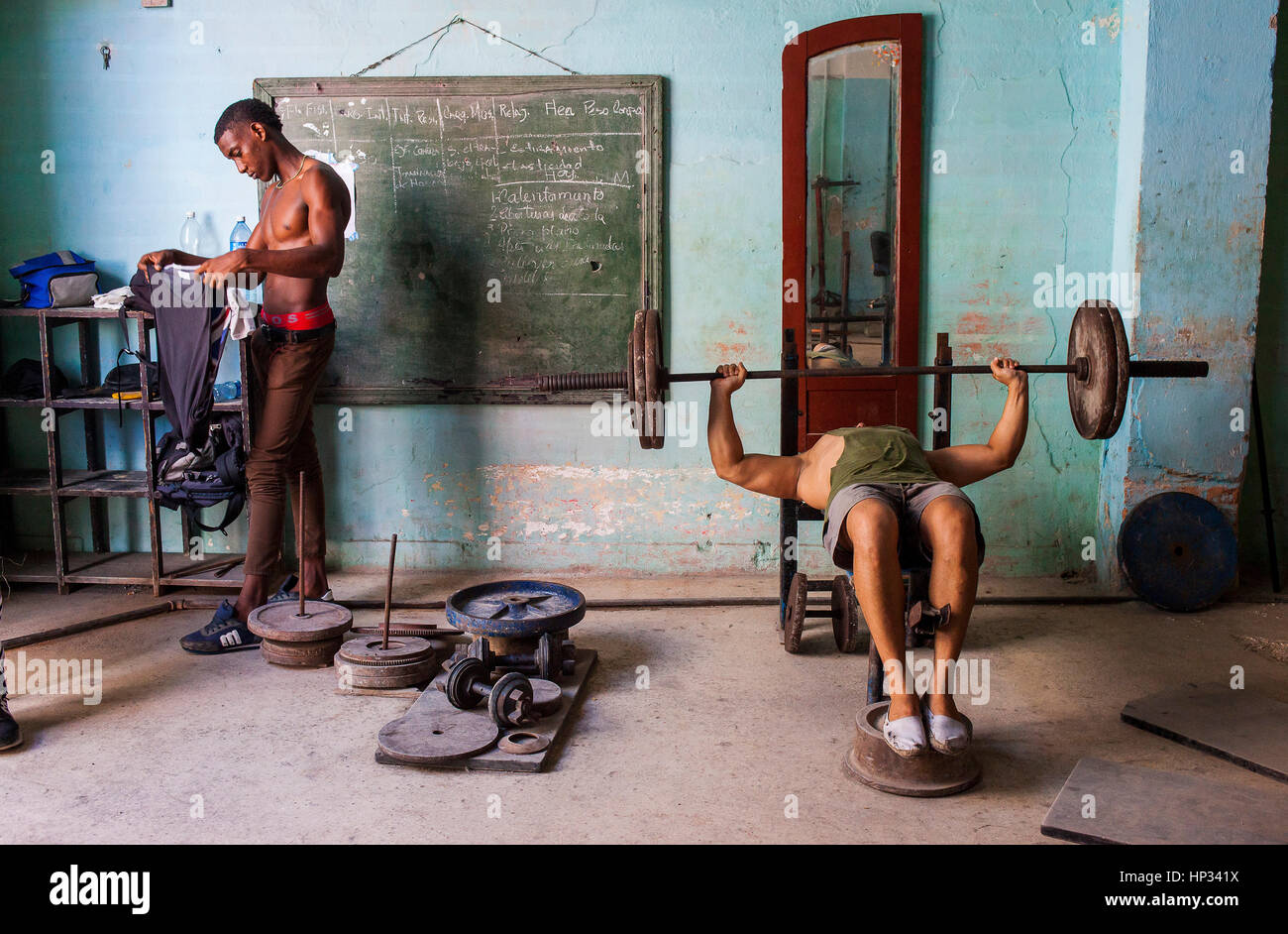 Costruttore di carrozzerie, muscleman, un uomo cubano si esercita in una palestra bodybuilding, in via San Rafael, Centro Habana, la Habana, Cuba Foto Stock