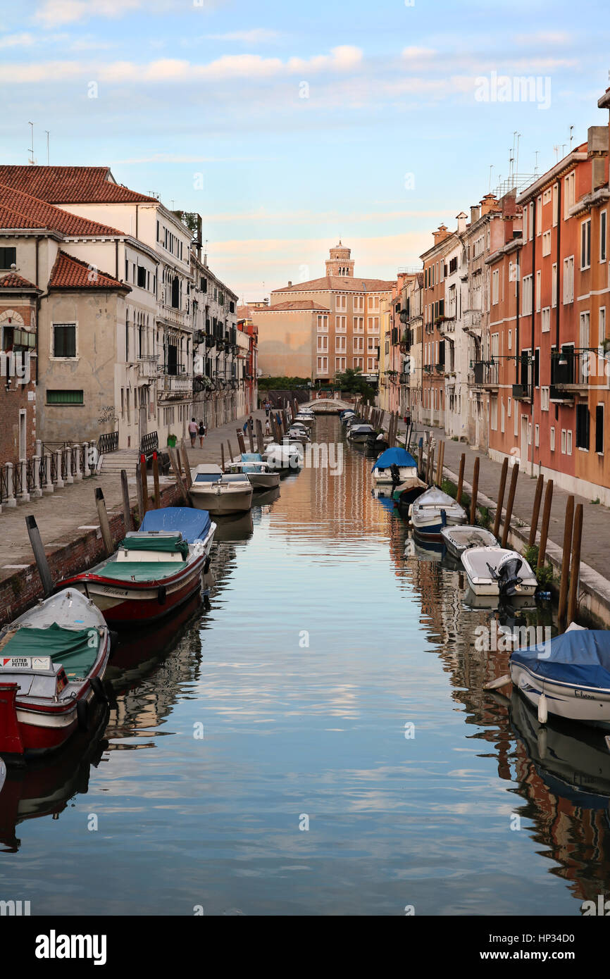 Canale d'acqua di Venezia al tramonto Foto Stock