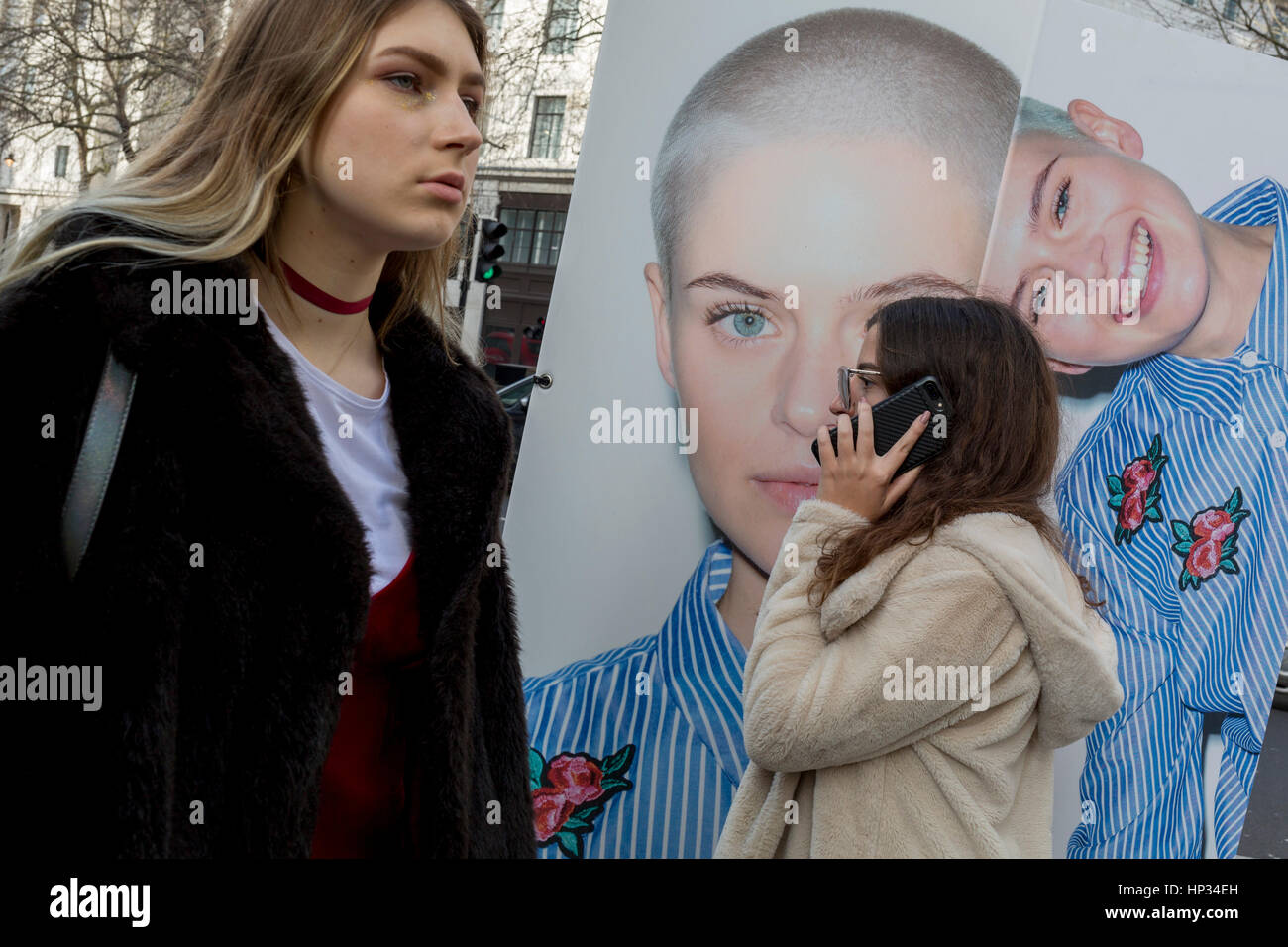 I modelli hanno divertimento accanto a una strada affissioni per high-street rivenditore Nuovo Look esterno London Fashion Week in The Strand, su xvii Febriary 2017, a Londra, Inghilterra, Regno Unito. La London Fashion Week è un abbigliamento trade show tenutosi a Londra due volte ogni anno, in febbraio e in settembre. Si tratta di uno dei "quattro grandi" settimane della moda, insieme con la New York, Milano e Parigi. Il settore moda gioca un ruolo significativo nell'economia del Regno Unito con la London Fashion Week da soli stimato a rastrello in £269 milioni di ogni stagione. La sei giorni di evento di settore consente ai progettisti di mostrare le loro collezioni agli acquirenti, giornalista Foto Stock I modelli hanno divertimento accanto a una strada affissioni per high-street rivenditore Nuovo Look esterno London Fashion Week in The Strand, su xvii Febriary 2017, a Londra, Inghilterra, Regno Unito. La London Fashion Week è un abbigliamento trade show tenutosi a Londra due volte ogni anno, in febbraio e in settembre. Si tratta di uno dei "quattro grandi" settimane della moda, insieme con la New York, Milano e Parigi. Il settore moda gioca un ruolo significativo nell'economia del Regno Unito con la London Fashion Week da soli stimato a rastrello in £269 milioni di ogni stagione. La sei giorni di evento di settore consente ai progettisti di mostrare le loro collezioni agli acquirenti, giornalista Foto Stock