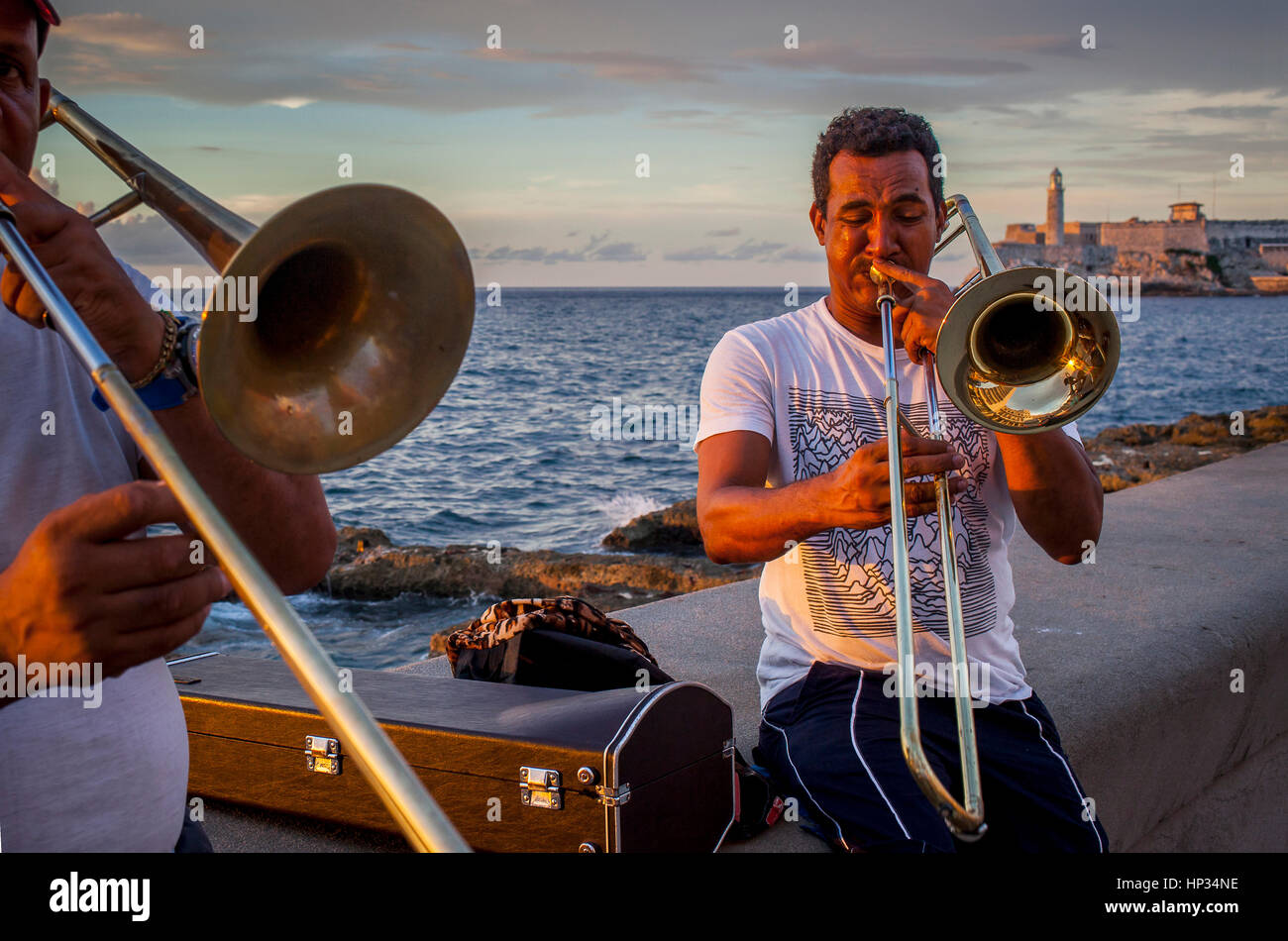 Busker, uomini, artista di strada, musicista, a Malecón, la Habana, Cuba Foto Stock