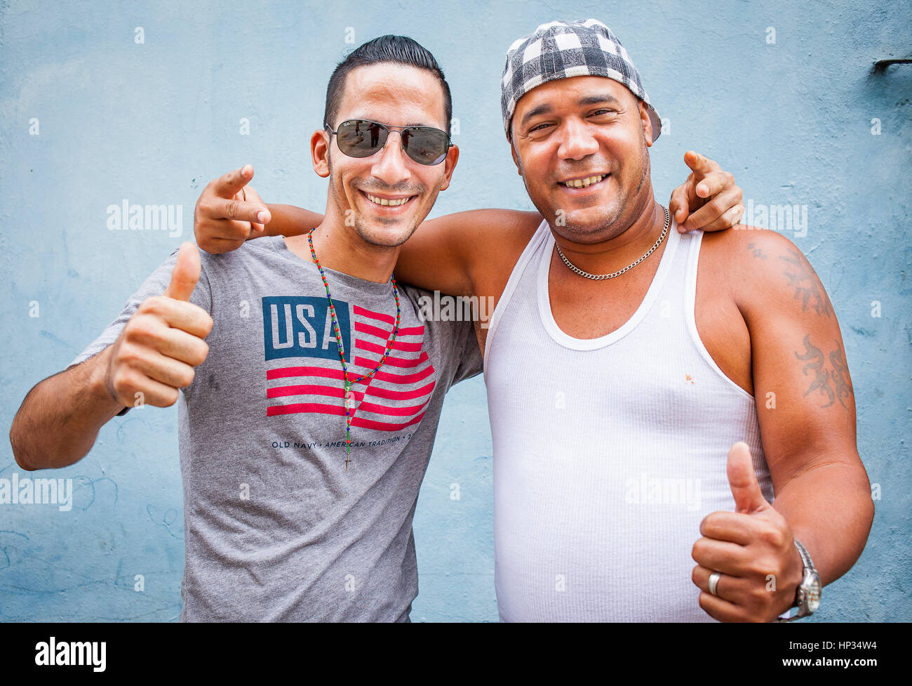 Amici saluto, in via Consulado, Centro Habana quartiere, la Habana, Cuba Foto Stock