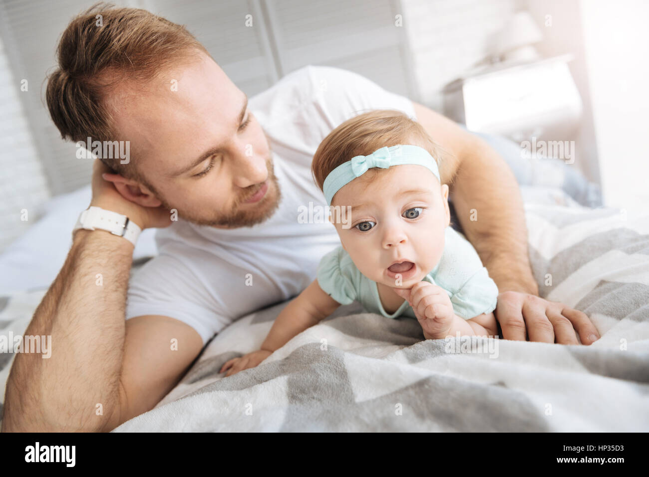 Carino bambino rilassante con suo padre a casa Foto Stock