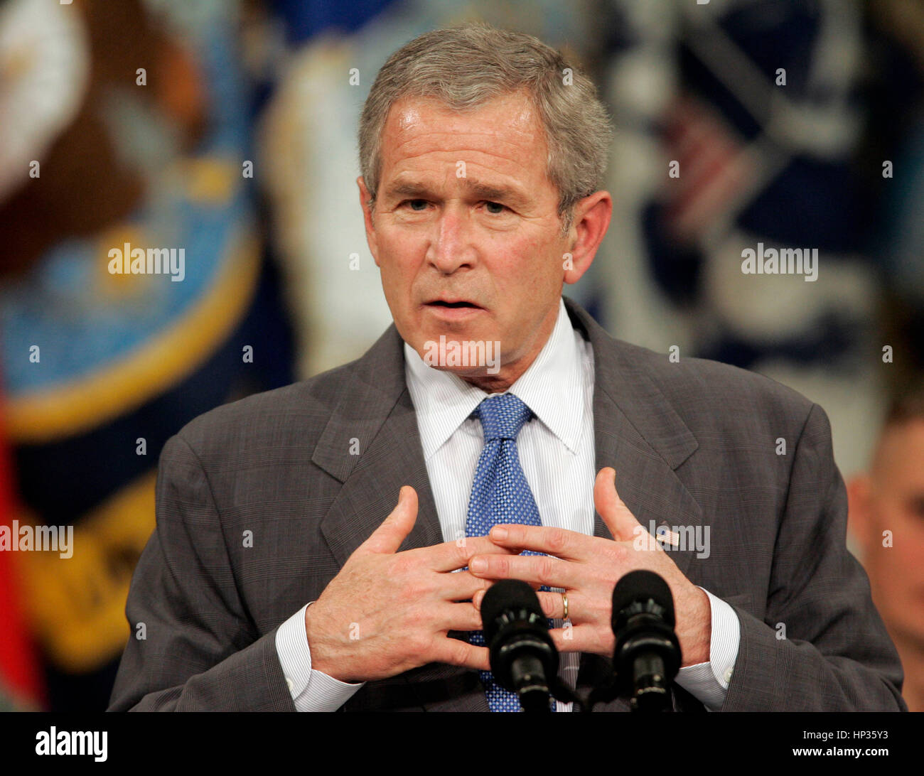 Il Presidente Bush parla di un podio di soldati dell esercito a Fort Irwin, California, Mercoledì, Aprile 4, 2007. Foto di Francesco Specker Foto Stock