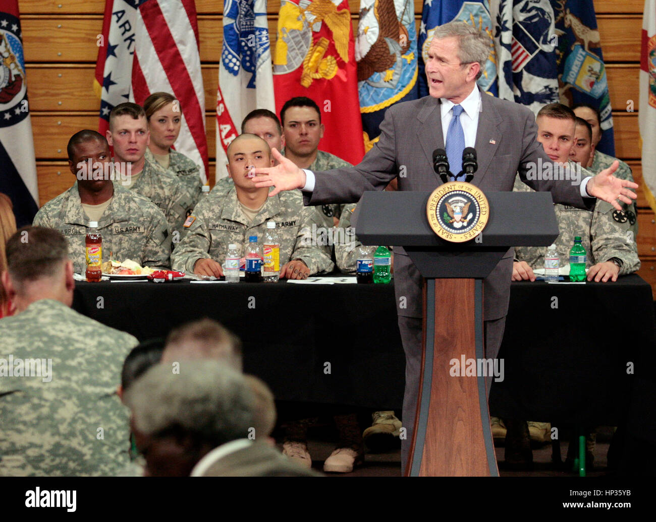 Il Presidente Bush parla di un podio di soldati dell esercito a Fort Irwin, California, Mercoledì, Aprile 4, 2007. Foto di Francesco Specker Foto Stock