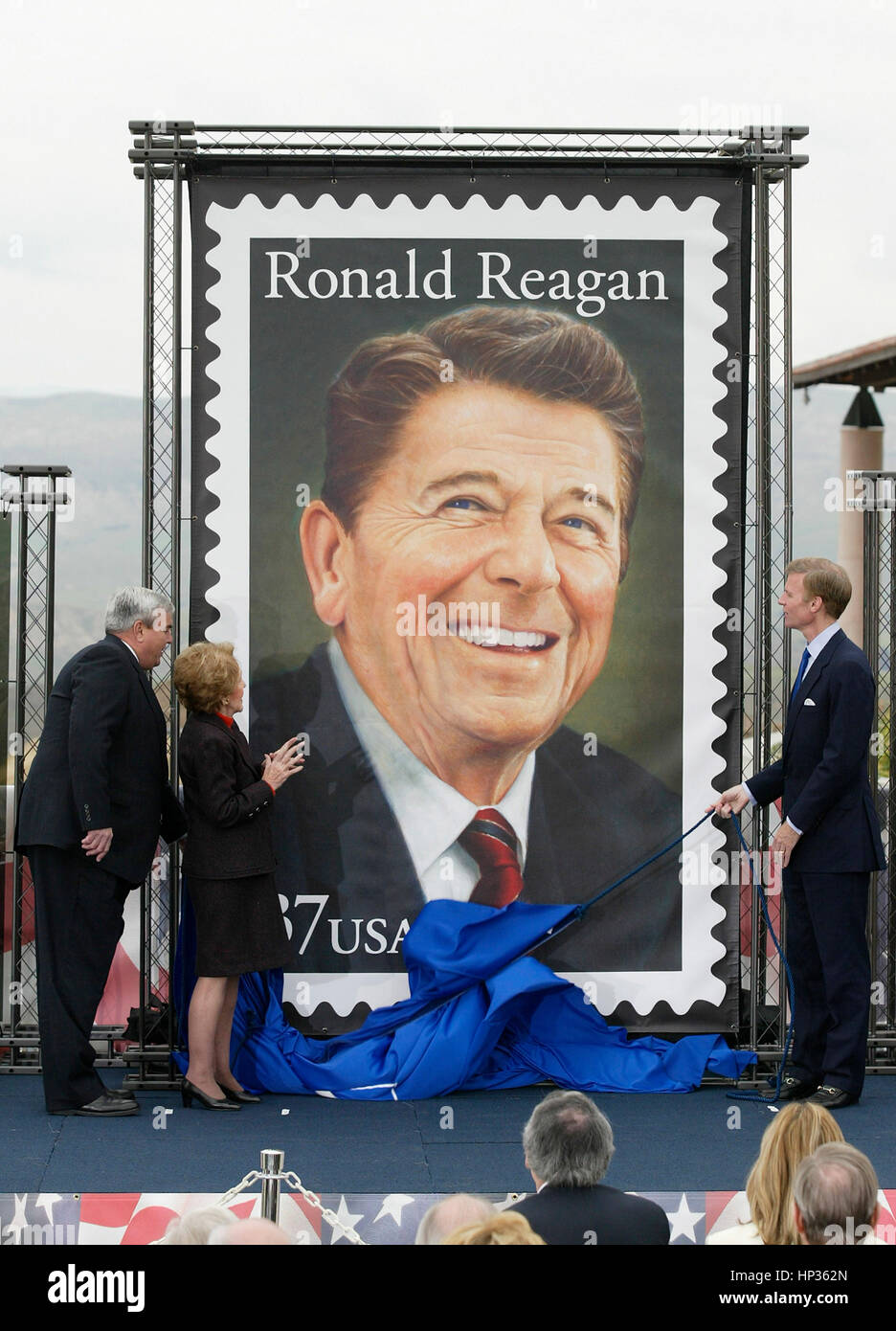 Ex First Lady Nancy Reagan nel corso di una cerimonia per il nuovo Servizio Postale degli Stati Uniti il timbro del compianto Presidente Ronald Reagan all'Ronald Reagan Presidential Library and Museum di Simi Valley, CA il 9 novembre 2004. Photo credit: Francesco Specker Foto Stock