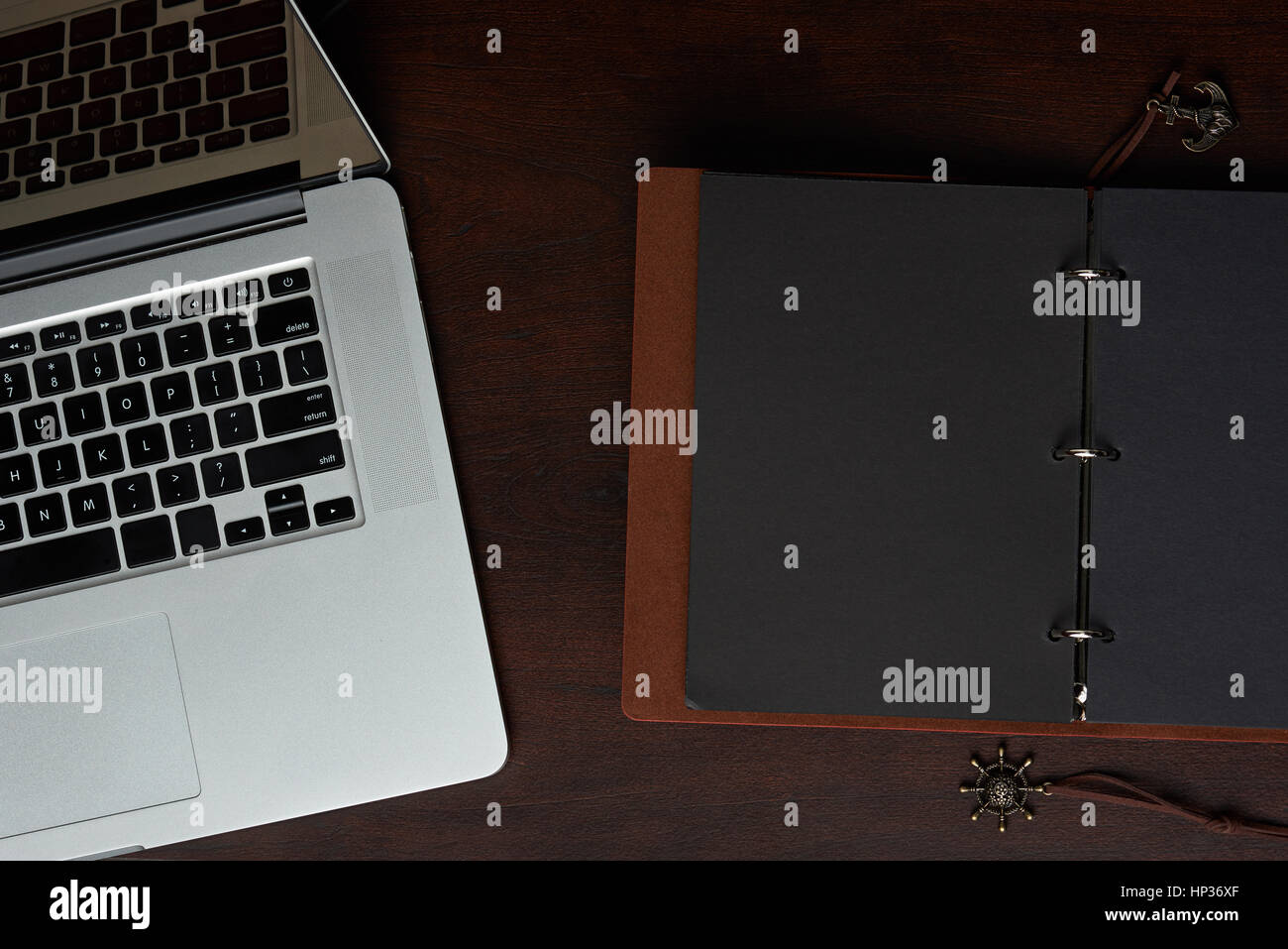 Elettronici e su carta ufficiale apri libro vuoto sul tavolo di legno Foto Stock