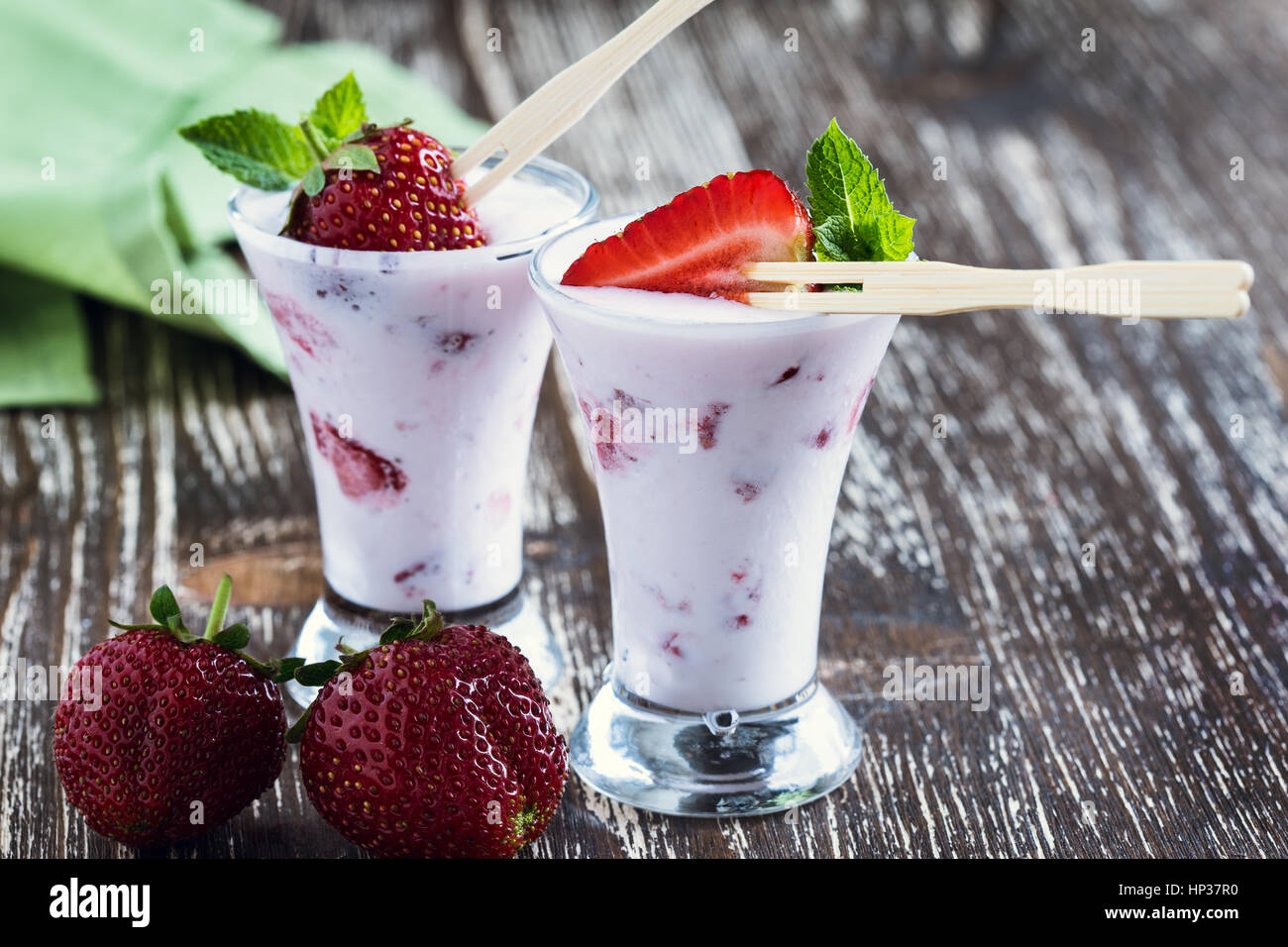 Congelati frullati di frutta con fragole fresche e servite in refrigerate bicchieri alti, dolce estate trattare Foto Stock