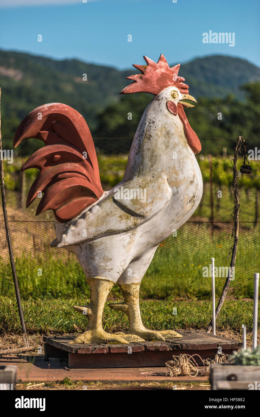 Intonaco dipinto il gallo, ornamentali giardino statua Foto Stock