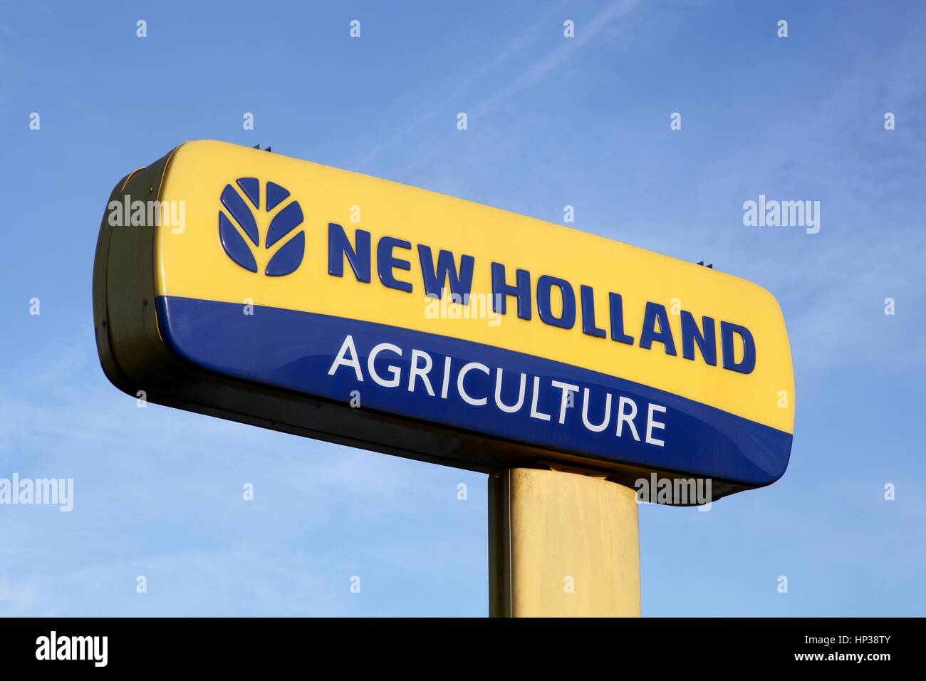 Villars, Francia - 2 Febbraio 2017: New Holland Agriculture logo su un palo. New Holland è una marca di attrezzature agricole Foto Stock