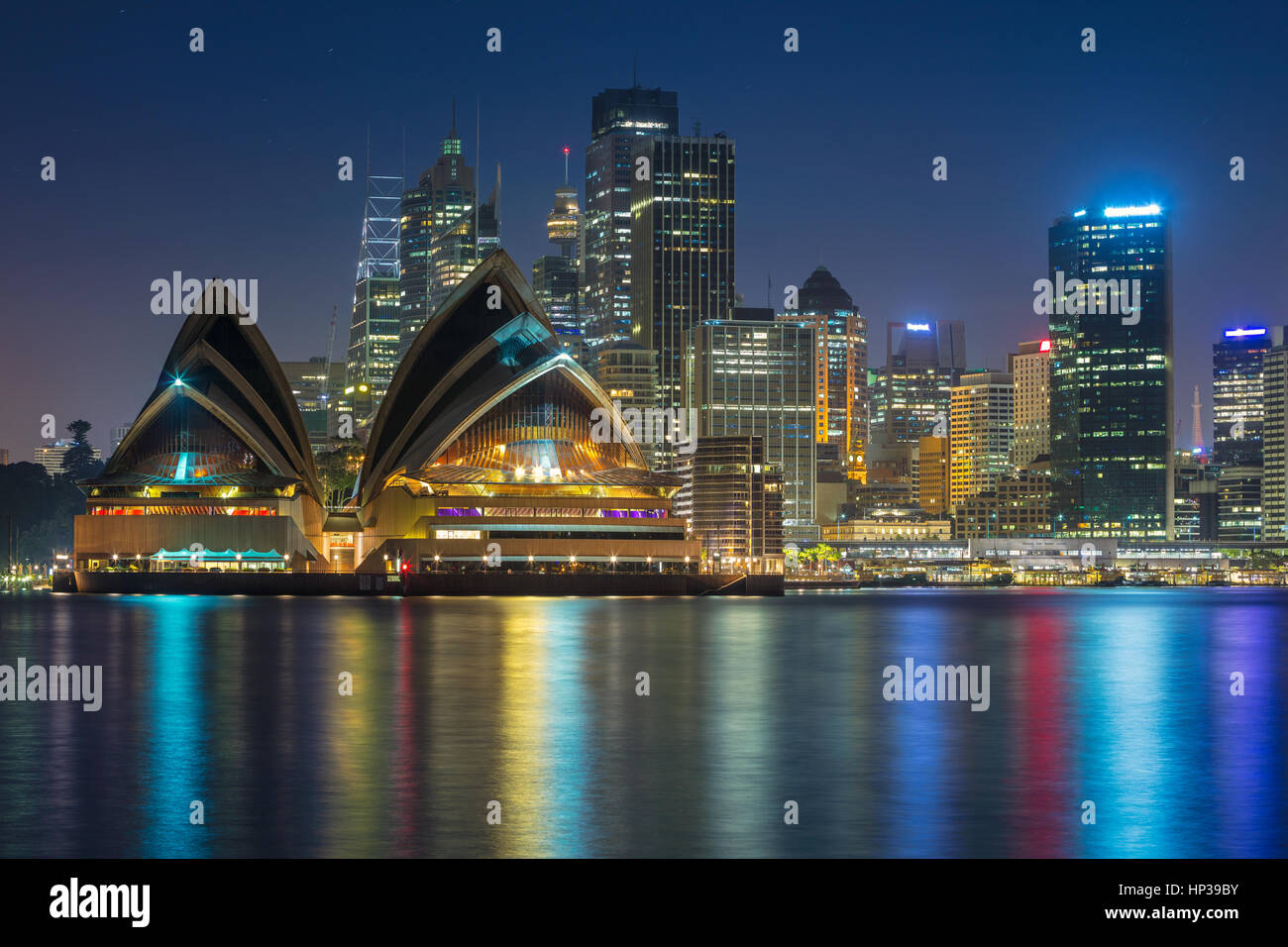 Sydney. Cityscape immagine di Sydney, in Australia con la Opera House di Sydney e il Sydney skyline durante il blu crepuscolo ora. Foto Stock
