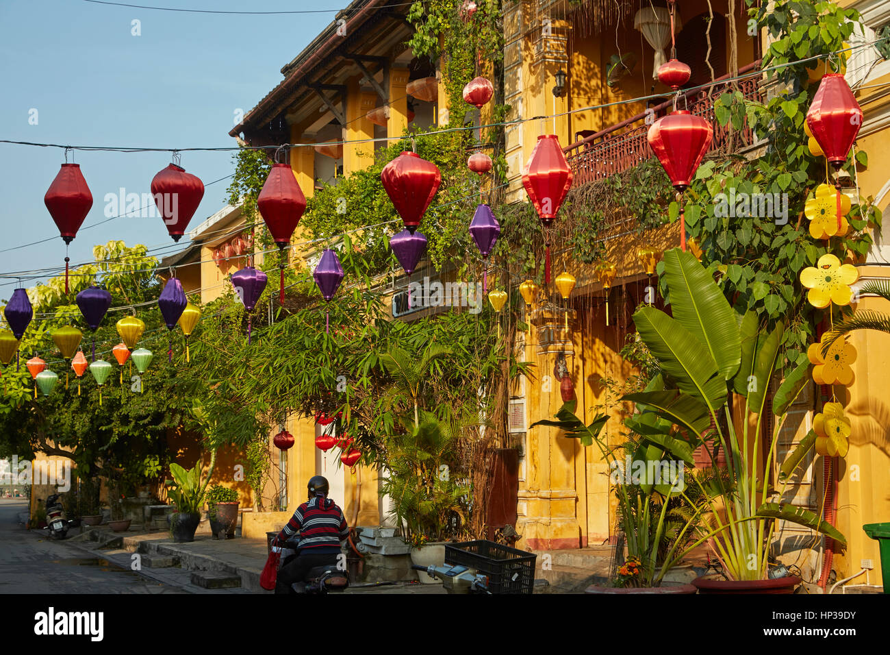Lanterne e ristoranti, Hoi An (Patrimonio Mondiale dell'UNESCO), Vietnam Foto Stock