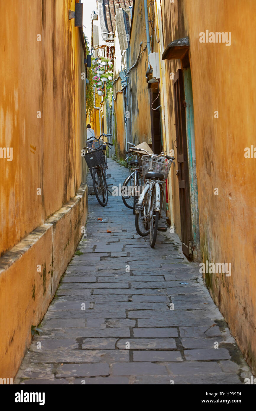Biciclette in vicolo, Hoi An (Patrimonio Mondiale dell'UNESCO), Vietnam Foto Stock