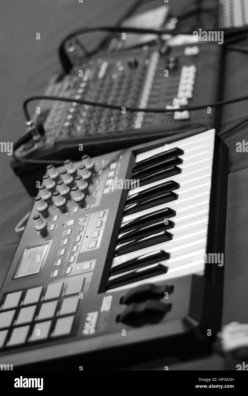 Tastiera controller MIDI in bianco e nero Foto Stock
