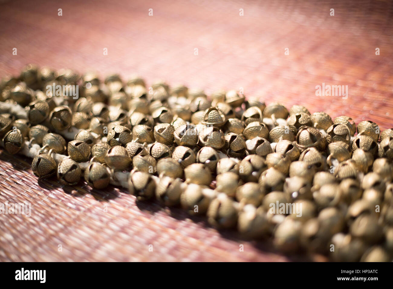 Indian musical cavigliere (ghungroo) con pugnale nepalese Foto Stock