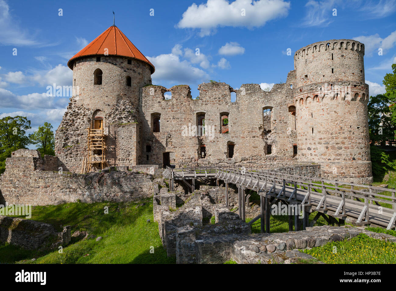 Vista di belle rovine dell antico castello di Livonian nella città vecchia di Cesis, Lettonia. Il verde e l'estate diurno. Foto Stock