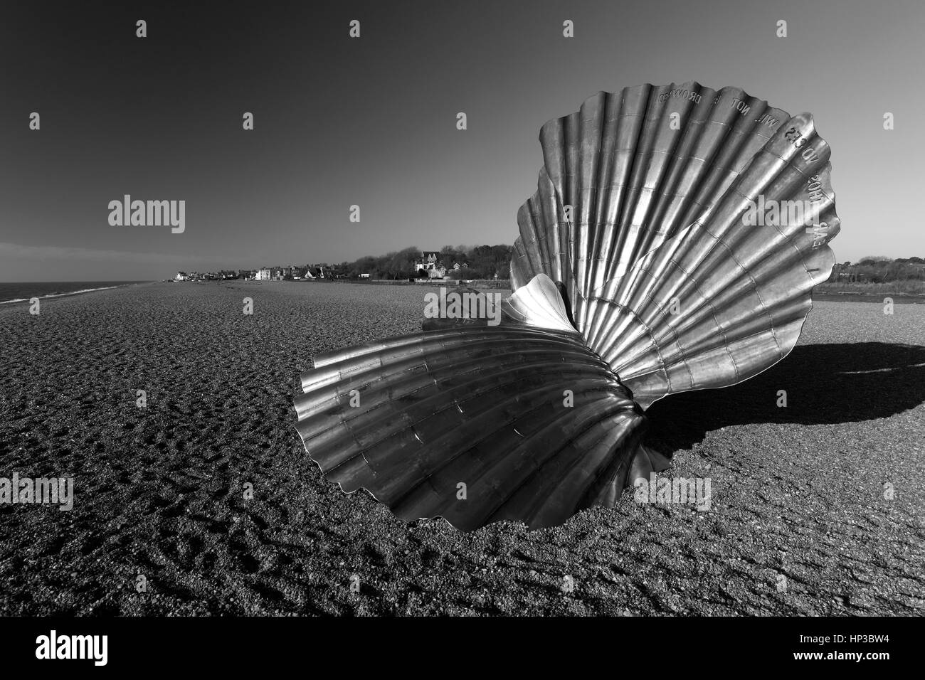 Il guscio di capesante scultura di Maggie Hambling, spiaggia ghiaiosa Aldeburgh città, contea di Suffolk, East Anglia, Inghilterra. Foto Stock