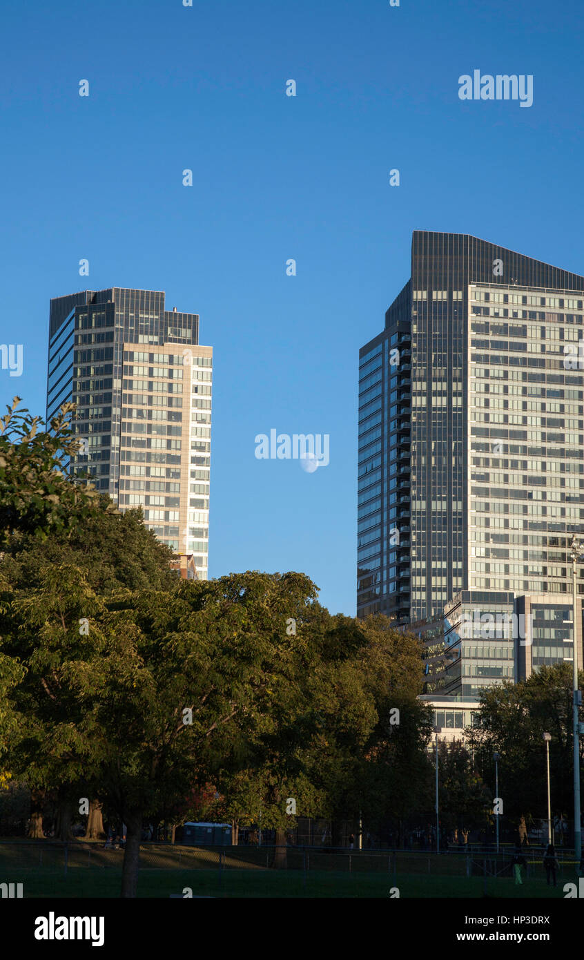 La luna si vede tra uffici e condomini dal Boston Common Boston Massachusetts, Stati Uniti d'America Foto Stock