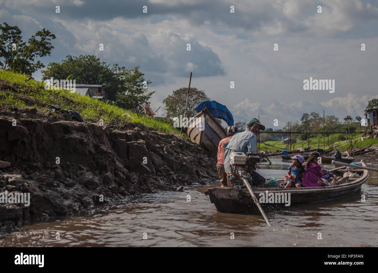 Analizziamo l'uso di prodotti forestali e servizi per la generazione di reddito tra le famiglie indigene in Amazzonia colombiana. Troviamo che le famiglie ri Foto Stock