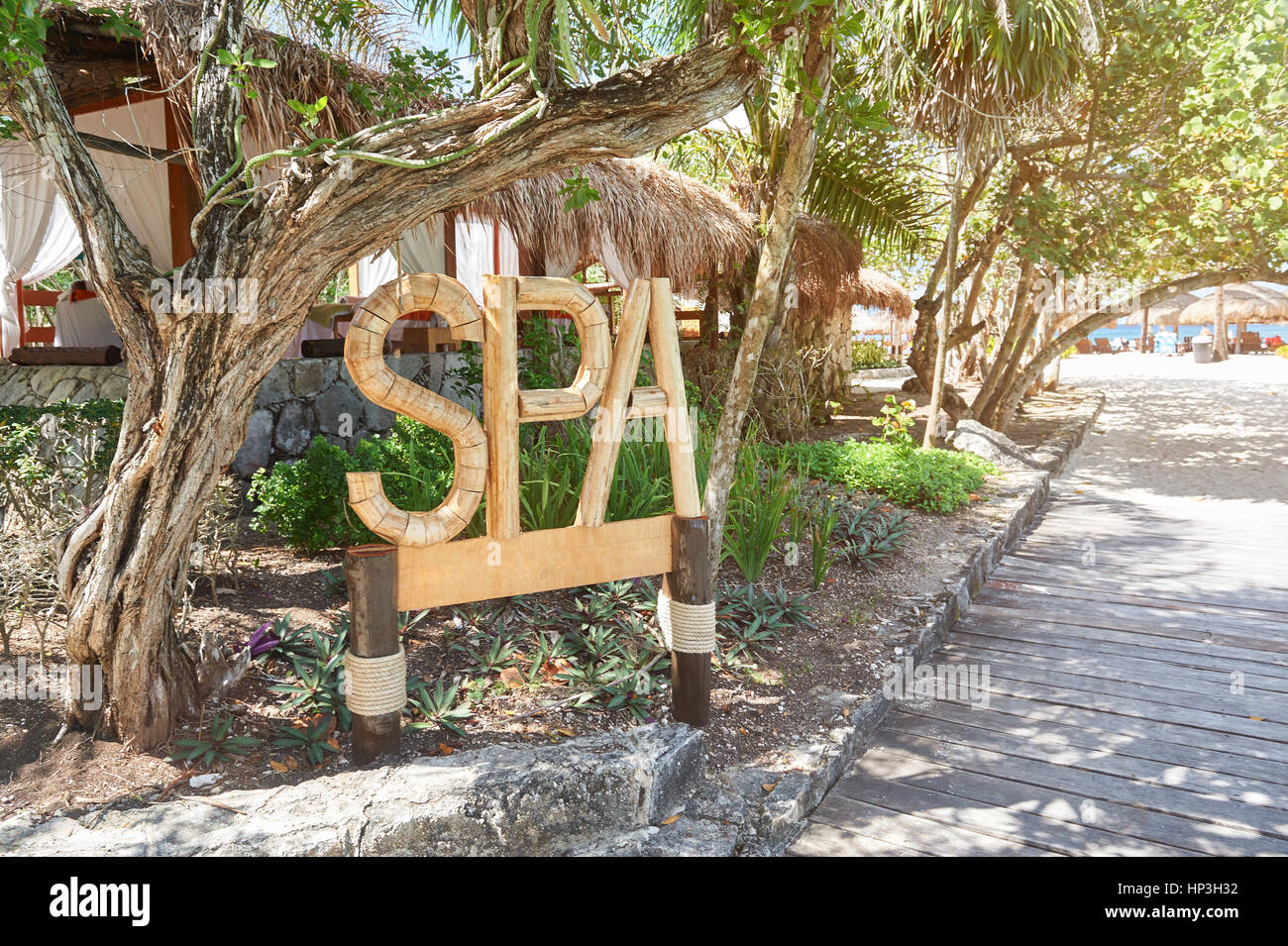 SPA lettera segno dal legno bomboo stick su beach resort. Natural spa all'aperto Foto Stock