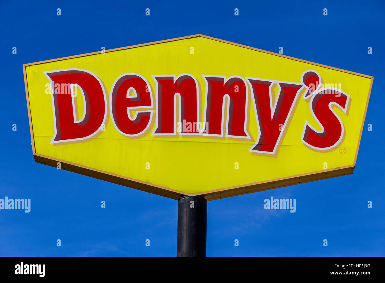 Indianapolis - Circa Febbraio 2017: Logo e insegne di un Denny's Coffee Shop. Denny's è America's Diner V Foto Stock